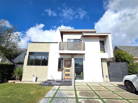 Photo of 915 S Rimpau Boulevard, Los Angeles, CA 90019 (MLS # PW26070445)