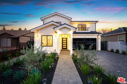 Photo of 421 N Catalina Street, Burbank, CA 91505 (MLS # 26639921)