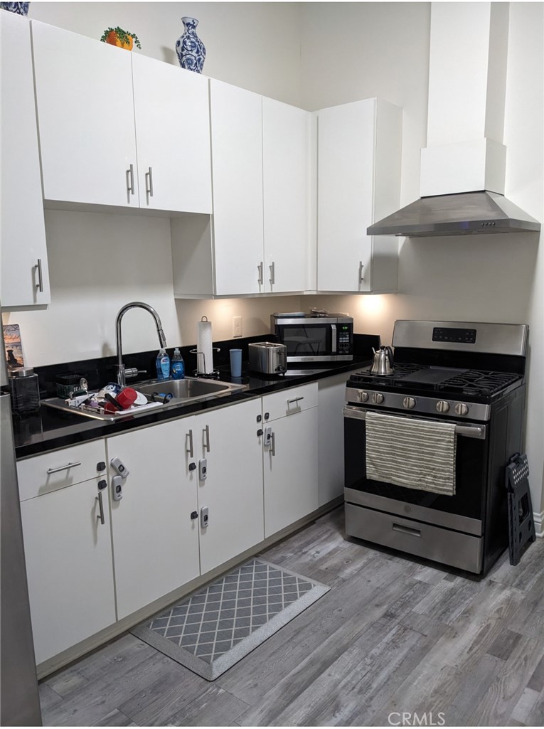 Experience the best of both worlds in this newly renovated 1-bedroom apartment on the second floor of a historic 1920s brick building. Fully updated in 2020, this 750 sq. ft. corner unit features 12-foot ceilings, large windows, skylights, and wood vinyl flooring. You’ve got all the modern comforts: stainless steel appliances, a full kitchen and dining area, in-unit washer and dryer, and a full bathroom with a bathtub.
Step outside and you’re right in the heart of downtown Pomona. One block from the Metrolink, across from the Fox Theater and the Glass House, and steps from Thirsty Girl Coffee, a pho spot, a sports bar, a Mexican restaurant, and more.
In short, this is a light-filled, vintage-meets-modern gem with all the conveniences and a killer location.