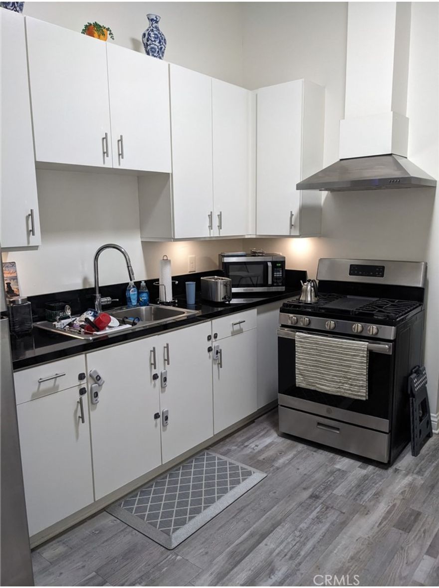Experience the best of both worlds in this newly renovated 1-bedroom apartment on the second floor of a historic 1920s brick building. Fully updated in 2020, this 750 sq. ft. corner unit features 12-foot ceilings, large windows, skylights, and wood vinyl flooring. You’ve got all the modern comforts: stainless steel appliances, a full kitchen and dining area, in-unit washer and dryer, and a full bathroom with a bathtub.



Step outside and you’re right in the heart of downtown Pomona. One block from the Metrolink, across from the Fox Theater and the Glass House, and steps from Thirsty Girl Coffee, a pho spot, a sports bar, a Mexican restaurant, and more.



In short, this is a light-filled, vintage-meets-modern gem with all the conveniences and a killer location.