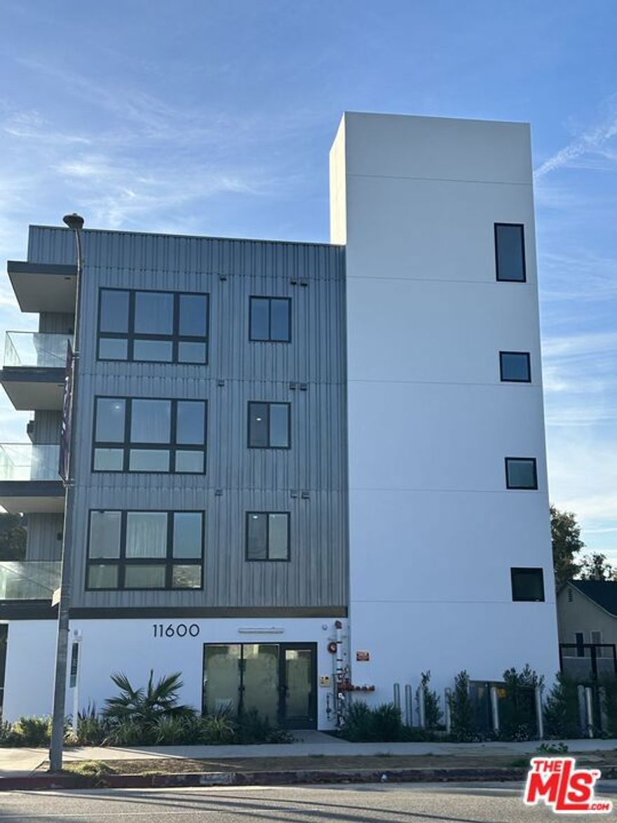This brand-new 2024 construction sits one level above all neighboring structures and provides 360-degree unobstructed views of the entire city from the rooftop deck. Located in the much sought-after Westdale Trousdale neighborhood. This 1-bedroom, 1-bath apartment offers modern living with incredible light.  It is minutes from the beaches and most westside neighborhoods. This prime location is just two blocks from The Hive, New York Bagel, Yama Sushi and Market, Lazy Daisy Cafe, soon-to-open Lazy Acres Market, and much more! Step into a bright, inviting space with laminate wood flooring and recessed lighting. The kitchen has all new stainless steel appliances, including a washer and dryer in the unit and central AC/Heat. The spacious bedroom features a walk-in closet. The bathroom boasts a tub/shower and vanity.