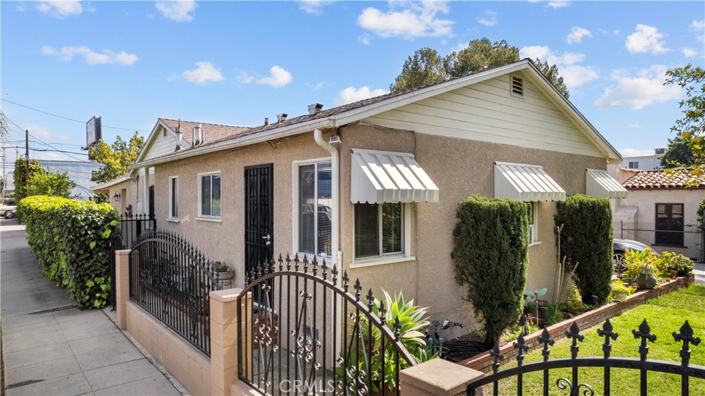 5658 Willowcrest Ave