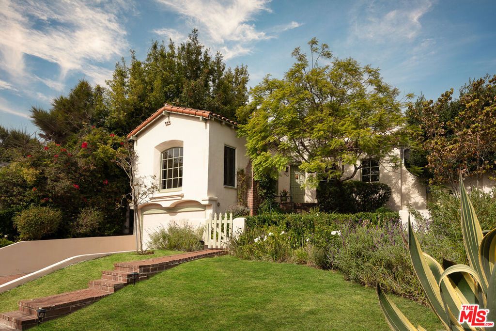 Photo of 1512 Glendon Avenue, Los Angeles, CA 90024 (MLS # 25588853)