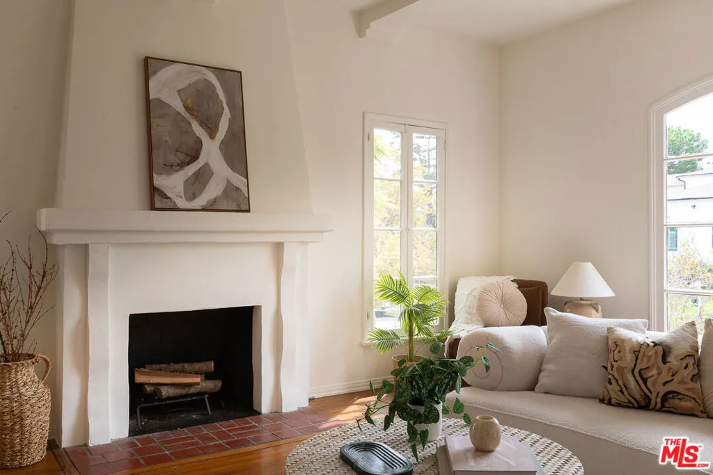 Los Angeles, California 90024, United States, 4 Bedrooms Bedrooms, ,2 BathroomsBathrooms,Residential,Active,213248