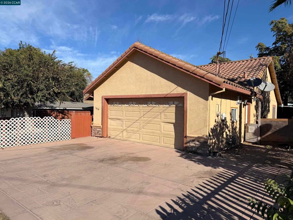 1859 Vine Ln