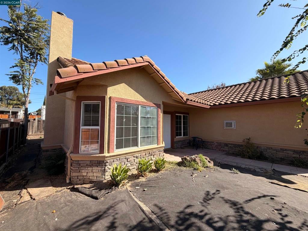 1859 Vine Ln