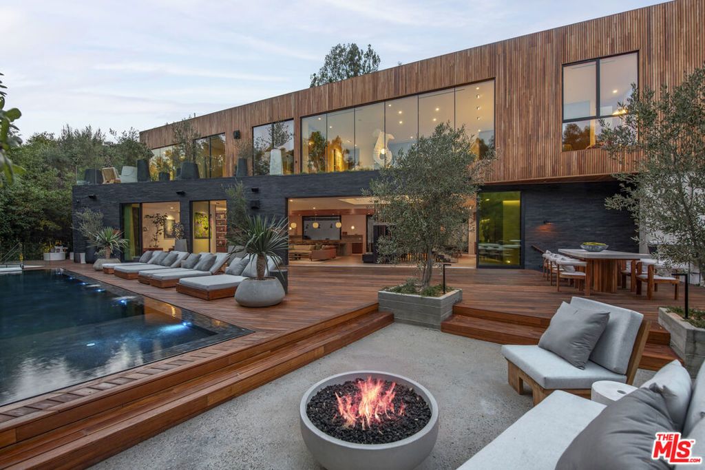 Photo of 2535 Hutton Drive, Beverly Hills, CA 90210 (MLS # 25608407)