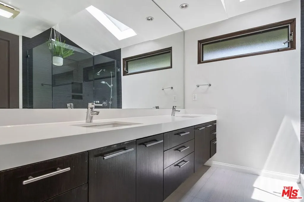 Los Angeles, California 90049, United States, 3 Bedrooms Bedrooms, ,3 BathroomsBathrooms,Residential,Active,191325