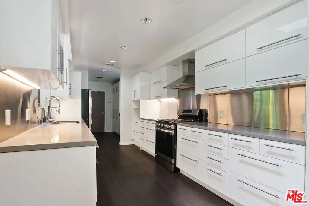 Los Angeles, California 90049, United States, 3 Bedrooms Bedrooms, ,3 BathroomsBathrooms,Residential,Active,191325