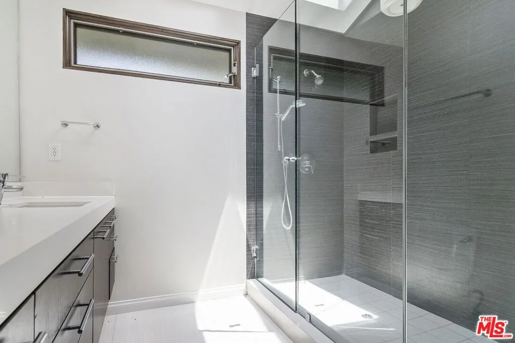 Los Angeles, California 90049, United States, 3 Bedrooms Bedrooms, ,3 BathroomsBathrooms,Residential,Active,191325