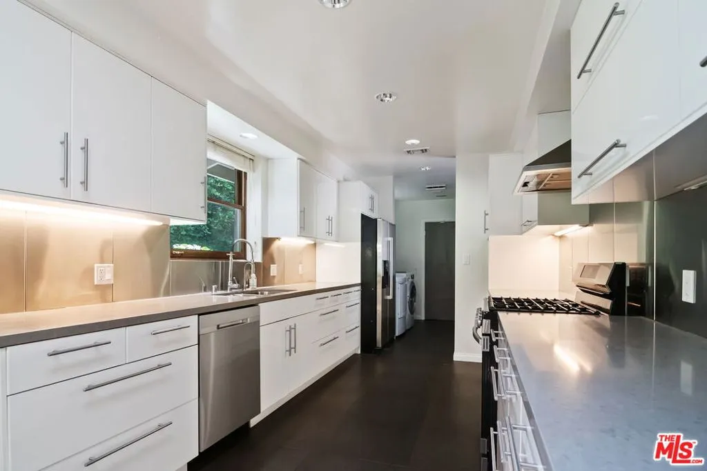 Los Angeles, California 90049, United States, 3 Bedrooms Bedrooms, ,3 BathroomsBathrooms,Residential,Active,191325