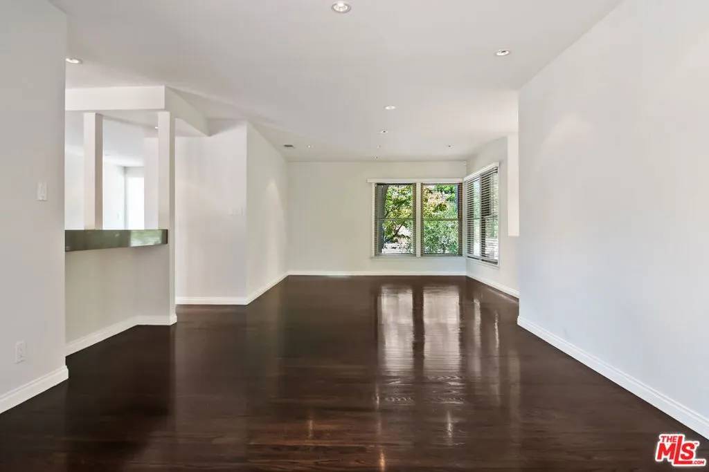 Los Angeles, California 90049, United States, 3 Bedrooms Bedrooms, ,3 BathroomsBathrooms,Residential,Active,191325