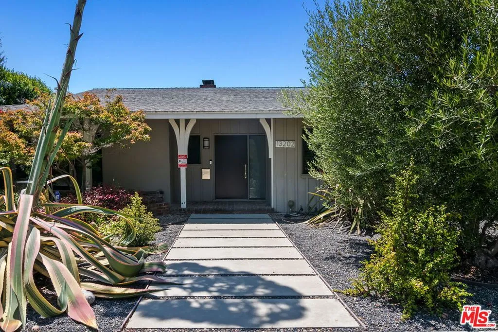 Los Angeles, California 90049, United States, 3 Bedrooms Bedrooms, ,3 BathroomsBathrooms,Residential,Active,191325