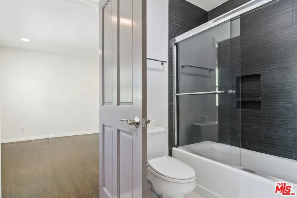 Los Angeles, California 90049, United States, 3 Bedrooms Bedrooms, ,3 BathroomsBathrooms,Residential,Active,191325