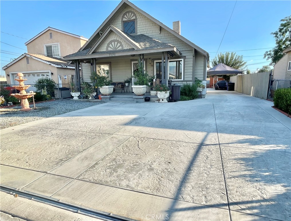Welcome to this charming single-story home located in the heart of San Bernardino! This beautiful 3-bedroom, 2-bathroom property offers approximately 1,000 square feet of comfortable living space. Step inside to find a bright and open floor plan perfect for family living.
Enjoy the expansive backyard, ideal for gatherings, gardening, or creating your dream outdoor space. The property also features a huge driveway with RV parking that extends all the way to the back—perfect for multiple vehicles, toys, or trailers. This property also has a small basement, perfect for extra storage space.
Conveniently located near shopping, and freeway access, this home combines comfort and convenience. Don’t miss the opportunity to make this lovely home yours!