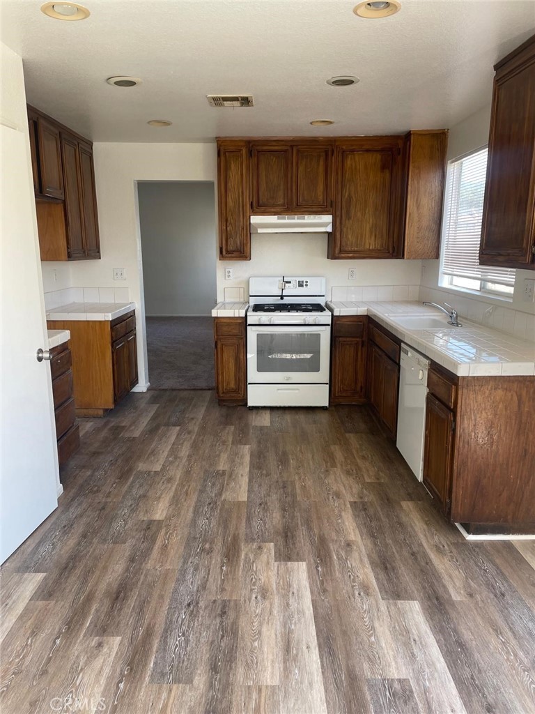 1658 E Avenue J4