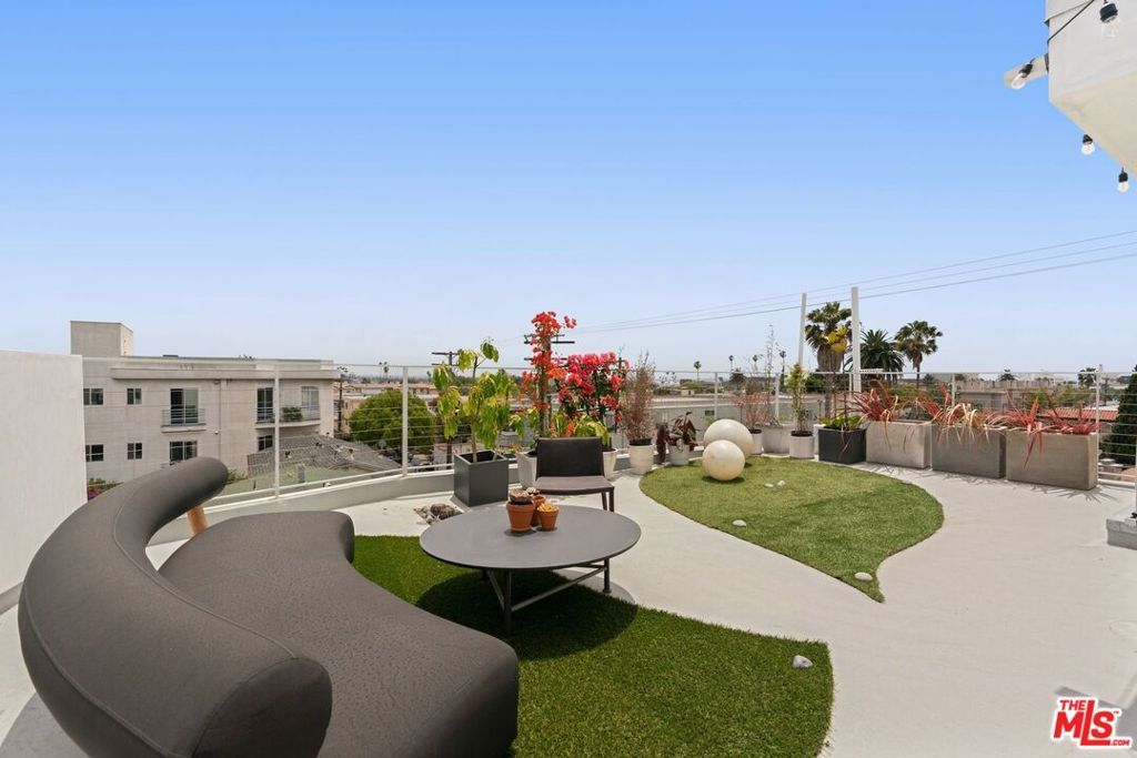Photo of 1244 14th Street #E, Santa Monica, CA 90404 (MLS # 25599163)