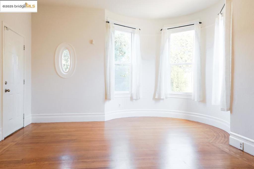 Discover the charm of this grand Victorian-style three-bedroom, two-bathroom apartment, ideally situated near downtown Oakland. Featuring soaring ceilings, a blend of hardwood and vinyl plank flooring, and an inviting, spacious layout, this home offers both elegance and comfort. The expansive living roomseamlessly flows into a bright, airy kitchen with abundant space and tall windows that fill the area with natural light. The primary bedroom boasts ample roomand a private bath, while the additional two bedrooms are equally generous in size. Nestled in a prime location within the intersection of Interstates 880, 980, and 580, this apartment provides easy access to San Francisco and the Bay Area. Don’t miss your chance to call this beautiful space home!