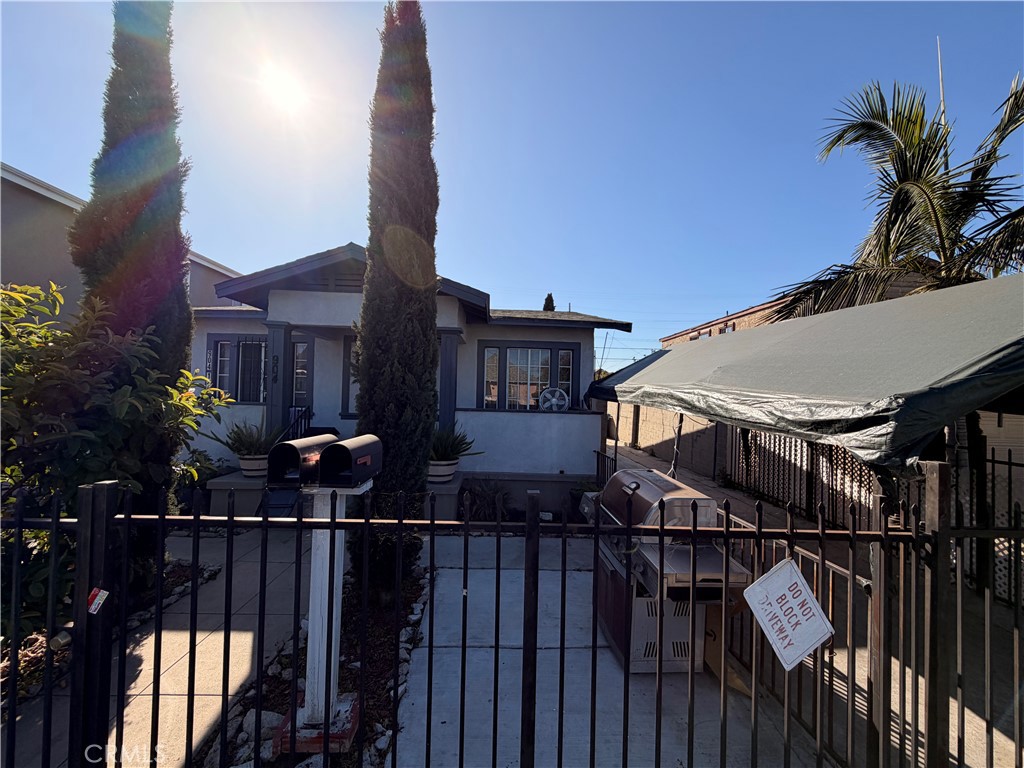 904 E 52nd
