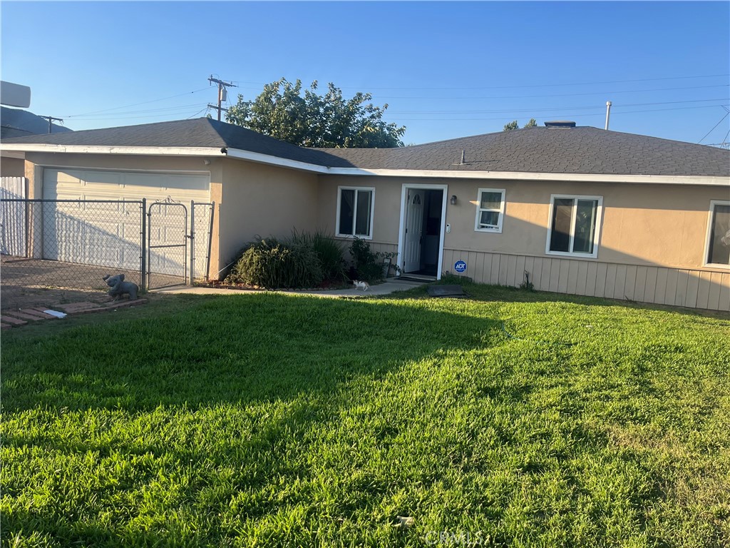 SINGLE STORY HOME WITH 4 BEDROOMS AND 2 1/2 BATHROOMS 2 CAR GARAGE. A SPACIOUS BACK YARD WITH NATURAL TREES AND PLENTY OF
SPACE TO CUSTOMIZE. THE PROPERTY LOCATED NEAR SHOPPING CENTER, DOWN TOWN RIVERSIDE, ACCESS IS NEAR 60, 91 AND 215 FREEWAYS
THE PROPERTY IS SOLD AS-IS.