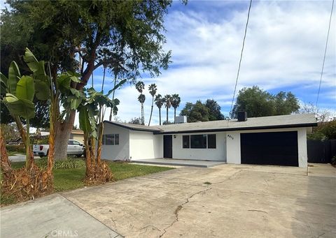 Tiny photo for 4615 Mobley Avenue, Riverside, CA 92505 (MLS # CV26038325)