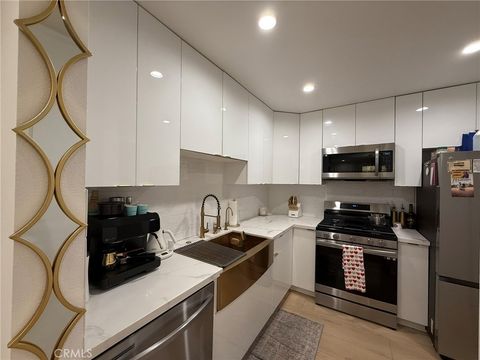 Photo of 22139 Burbank Blvd, Woodland Hills, CA 91367 (MLS # SR26069839)