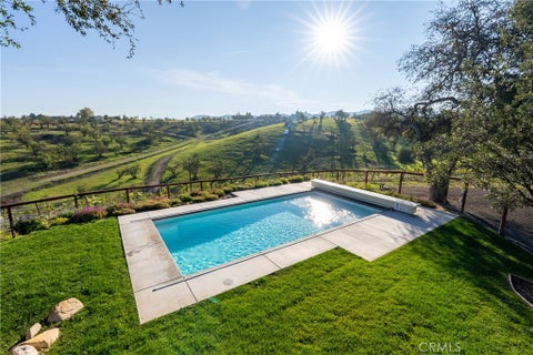 Photo of 550 Villa Lots Rd Rd, Paso Robles, CA 93446 (MLS # NS26140696)