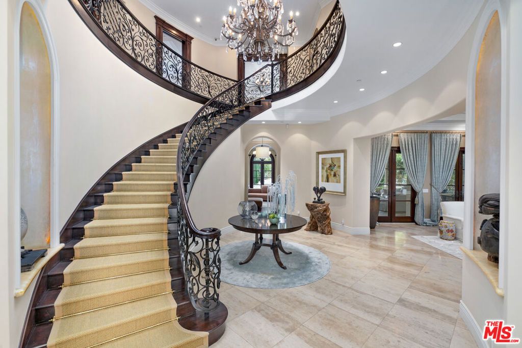 Photo of 620 WALDEN Drive, Beverly Hills, CA 90210 (MLS # 25497355)