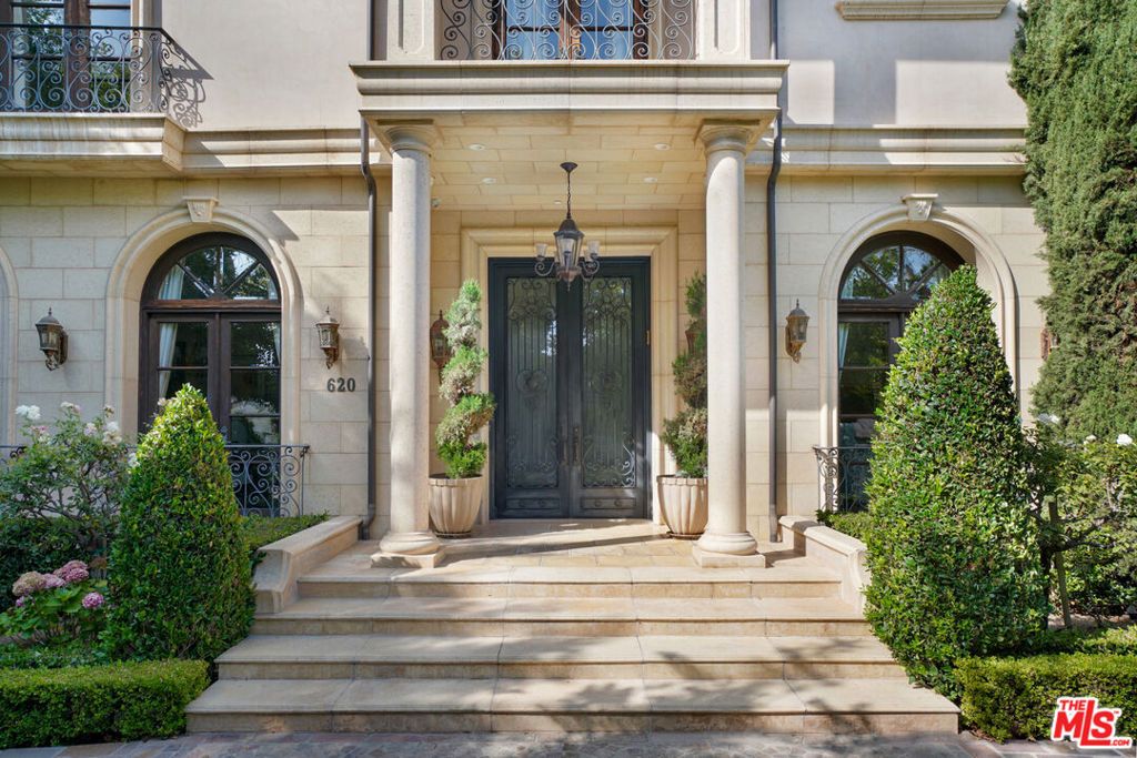 Photo of 620 WALDEN Drive, Beverly Hills, CA 90210 (MLS # 25497355)