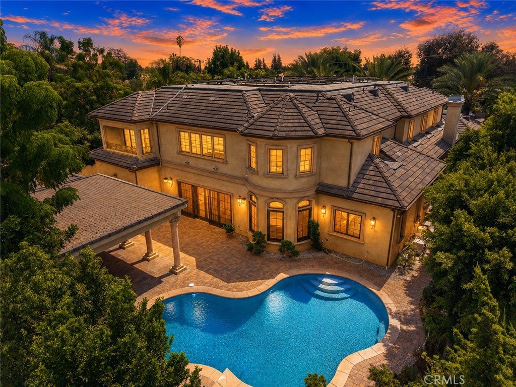 325 W Las Flores Avenue