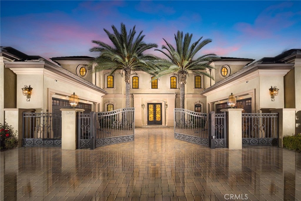 325 W Las Flores Avenue