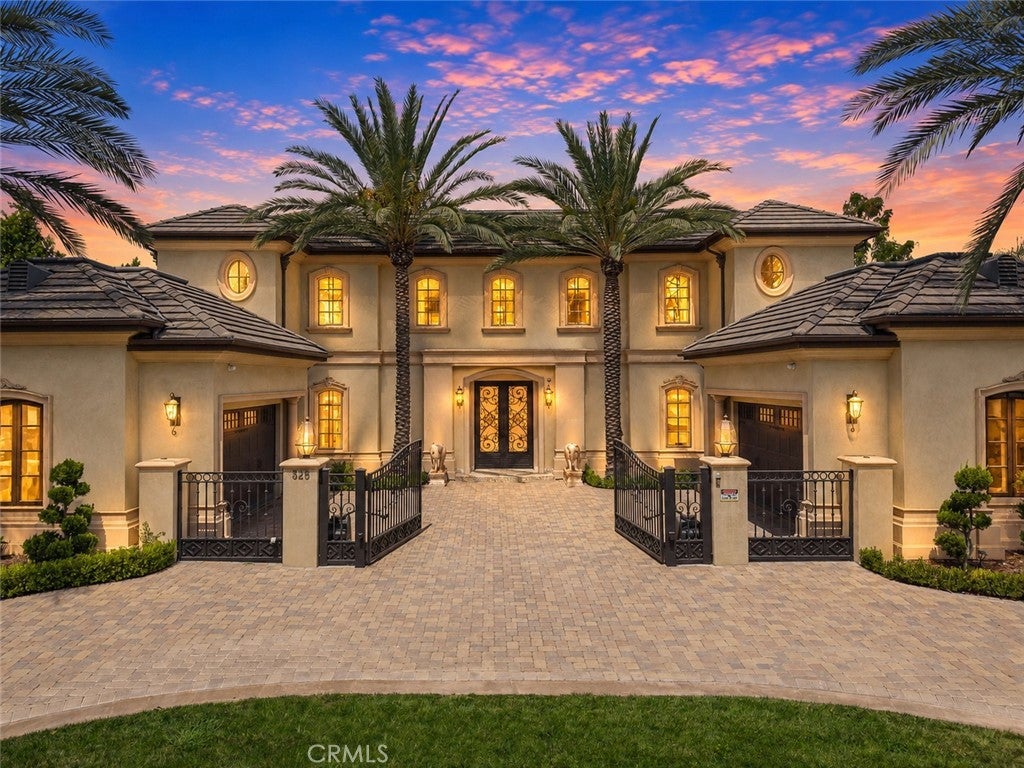 325 W Las Flores Avenue