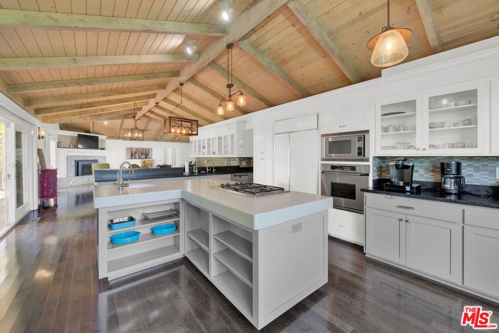 listing image 130726923881782977130