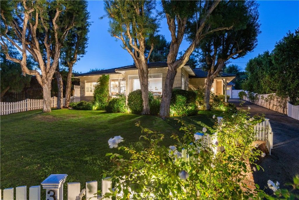 Photo of 3609 Palos Verdes Drive N, Palos Verdes Estates, CA 90274 (MLS # PV25226929)
