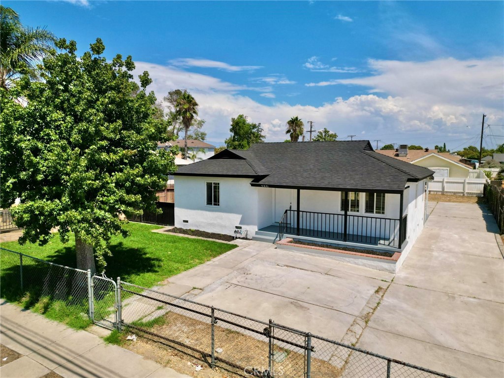 Charming single-story home in the heart of Fontana with ADU potential! Featuring 2 bedrooms, 1 bathroom, and 836 sq. ft. of living space on a spacious 7,200 sq. ft. lot, this property offers endless possibilities. The cozy floor plan provides comfort and natural light, while the large backyard is perfect for entertaining, gardening, or expanding. Conveniently located near Kaiser Permanente Medical Center, community parks, shopping, and schools, with easy access to the 10, 15, and 210 freeways. A fantastic opportunity for first-time buyers or investors looking for growth in a desirable community.