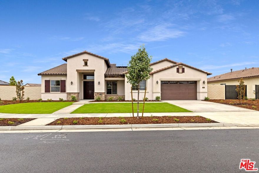 Move-In Ready. Tuscan-style 3-bedroom, 3-bath home with Casita in Belcourt Seven Oaks offering 2,870 sq. ft. on a 16,185 sq. ft. cul-de-sac lot. The chef's kitchen includes KitchenAid appliancesdouble ovens, 6-burner cooktop, microwave, dishwasher and a pot filler, Chestnut Maple cabinetry with glass uppers, upgraded quartz island with cast-iron farmhouse sink, and upgraded faucet. French doors from the primary suite open to outdoor living, while the spa-like bath features a rain showerhead and framed mirrors. Upgraded sinks and fixtures enhance every bath, including the Casita. Elegant indoor fireplace, upgraded flooring, and holiday light package complete this stunning non-gated residence in a premier Seven Oaks location. Community amenities includes a beautiful center club, fitness center, multi-purpose room, catering kitchen, tennis courts, parks, and children's playgrounds. Homeowners also enjoy the close proximity to Belcourt Village's restaurant, eateries, boutiques, Starbucks and more.