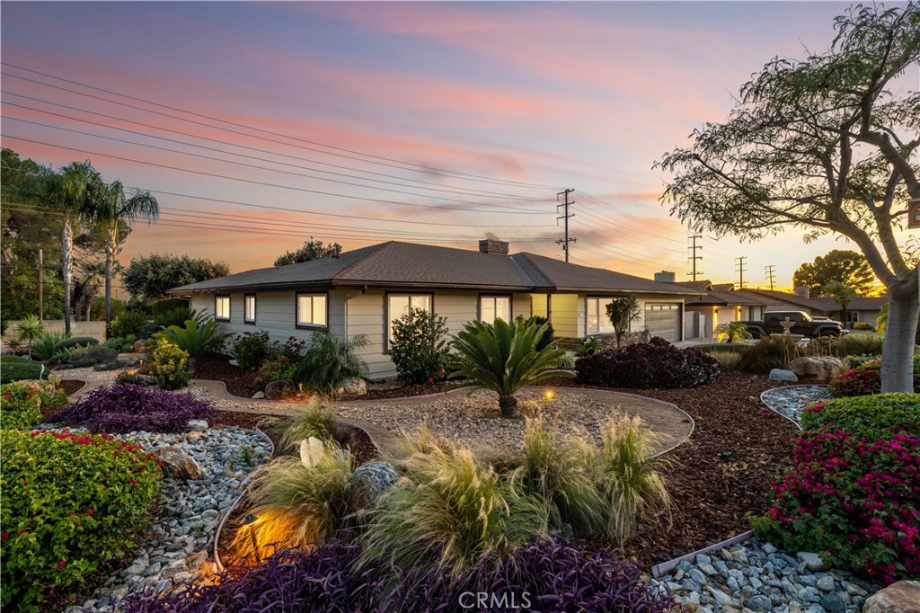 102 W Monterrey Drive