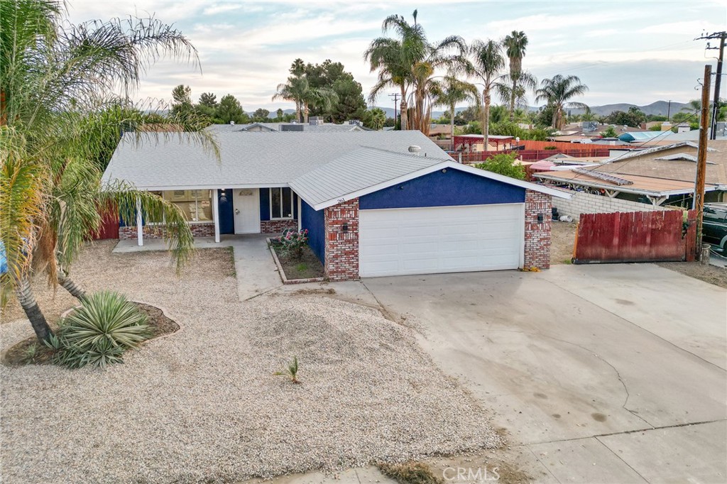 Main image without alt text