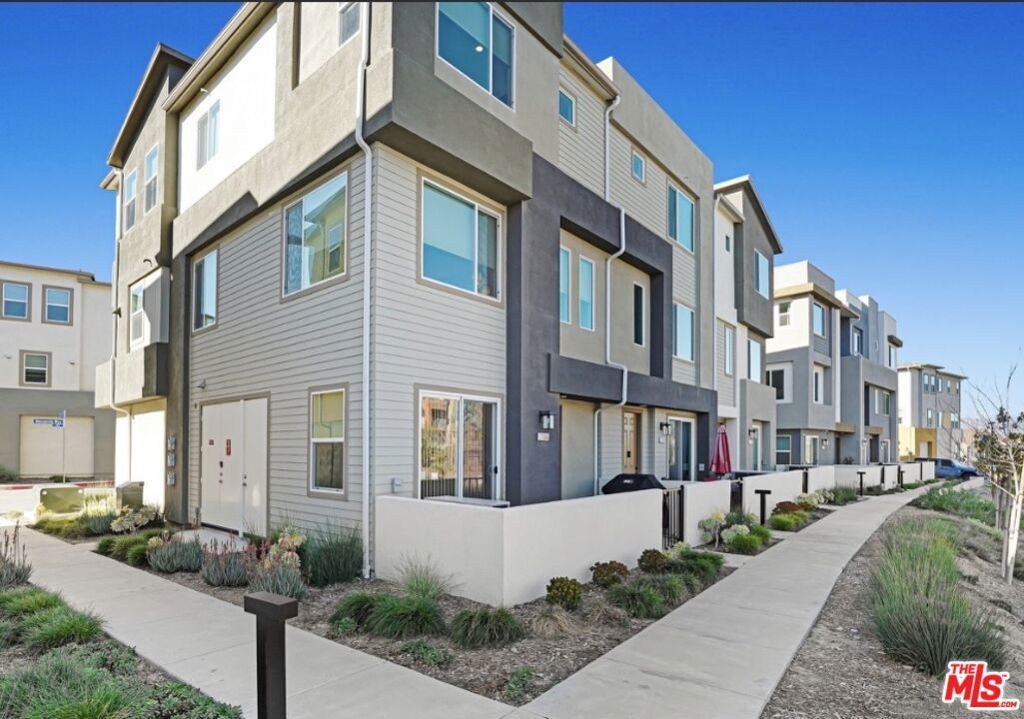 Photo of 27566 Manzanita Way, Valencia, CA 91381 (MLS # 26652567)