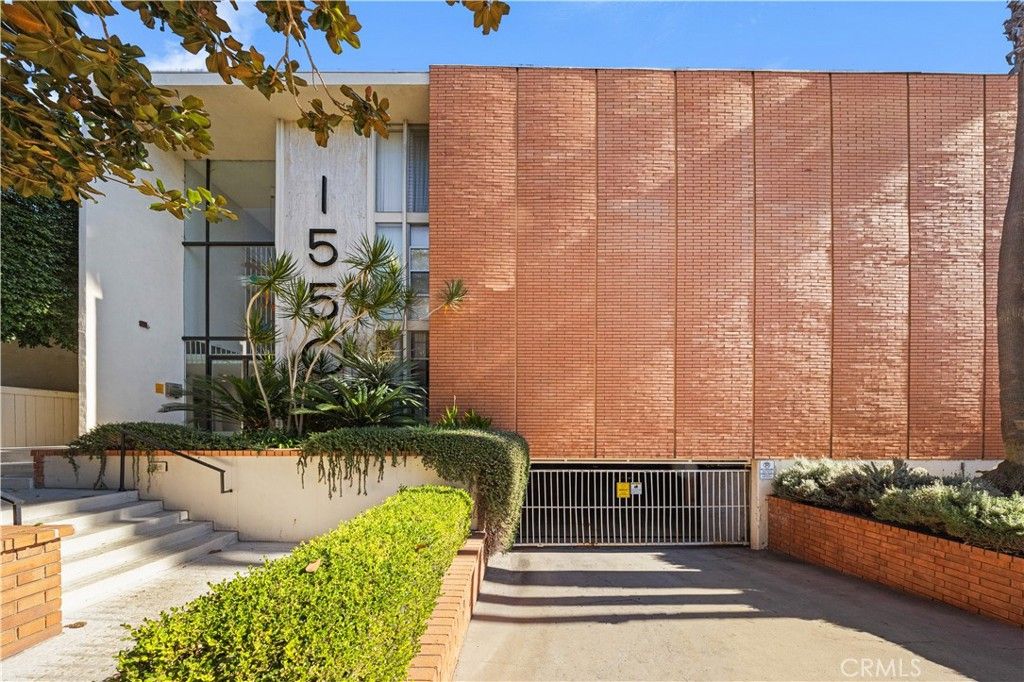 Photo of 1550 N Laurel Avenue N #203, Los Angeles, CA 90046 (MLS # WS25262410)