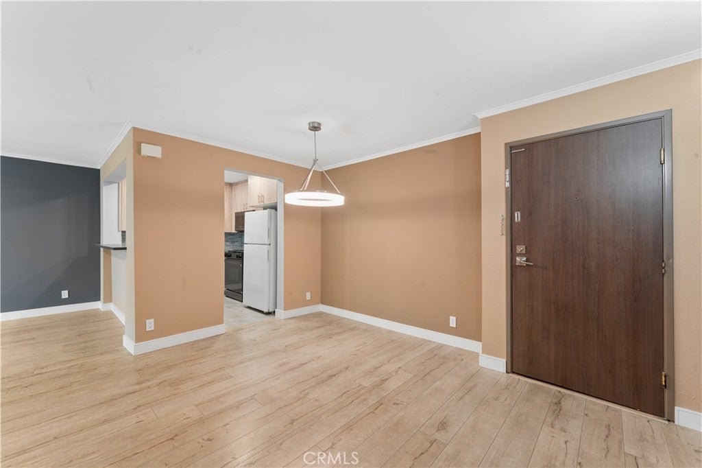16866 Kingsbury 107