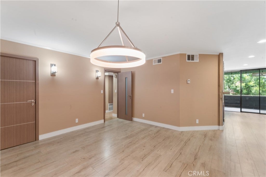16866 Kingsbury 107