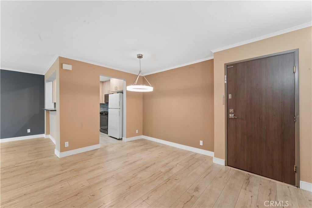 16866 Kingsbury 107