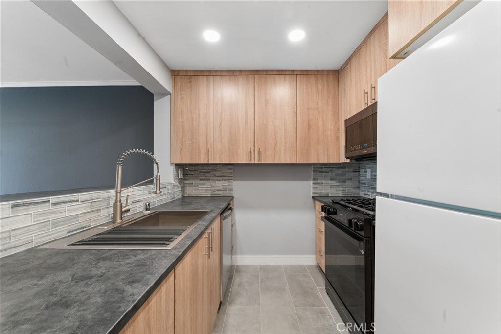 16866 Kingsbury 107