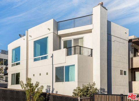 Photo of 318 26th Street, Hermosa Beach, CA 90254 (MLS # 26744457)