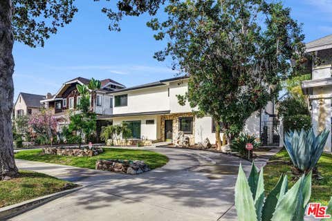 Photo of 1801 Buckingham Road, Los Angeles, CA 90019 (MLS # 26864391)