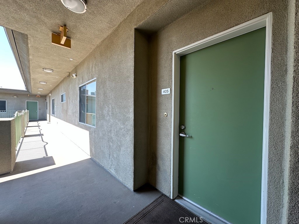 TOP FLOOR, CORNER END UNIT, Beautifully appointed and ready for move in. This spacious 3 bedroom, 2.75 bath unit will satisfy your pickiest buyers. Large, spacious floor plan with master suite featuring walk in closet. The unit features granite counter tops, new designer carpet, stainless steel appliance package, and washer dryer hookups. This unit is turn key and ready for immediate showing. It comes with 2, dediciated parking spaces located in a gated subterranean parking garage with remote access for two cars. Outdoor balcony located outside the master bedroom and includes storage closet. Unit includes 2 tandem parking spaces in a controlled access parking structure.