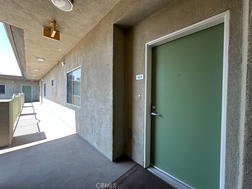 TOP FLOOR, CORNER END UNIT, Beautifully appointed and ready for move in. This spacious 3 bedroom, 2.75 bath unit will satisfy your pickiest buyers. Large, spacious floor plan with master suite featuring walk in closet. The unit features granite counter tops, new designer carpet, stainless steel appliance package, and washer dryer hookups. This unit is turn key and ready for immediate showing. It comes with 2, dediciated parking spaces located in a gated subterranean parking garage with remote access for two cars. Outdoor balcony located outside the master bedroom and includes storage closet. Unit includes 2 tandem parking spaces in a controlled access parking structure.