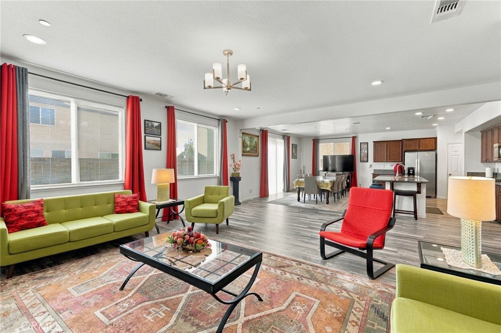 7099 N Shiraz
