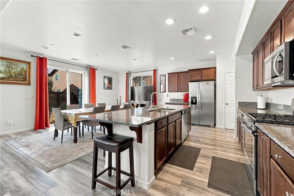 7099 N Shiraz